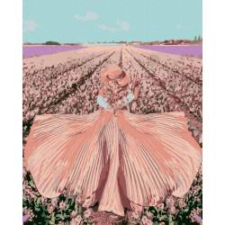 Девушка в поле тюльпанов
