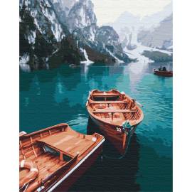 Лодки на альпийском озере 