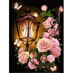 Розовые розы и фонарь