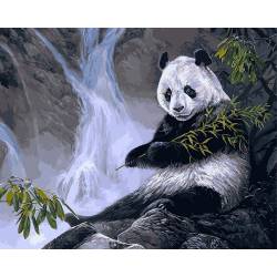 Панда з бамбуком