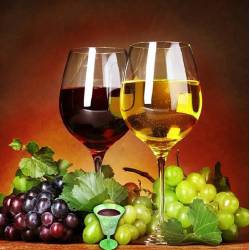 Два бокала и виноград