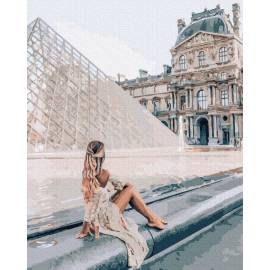 Дівчина біля Лувру 
